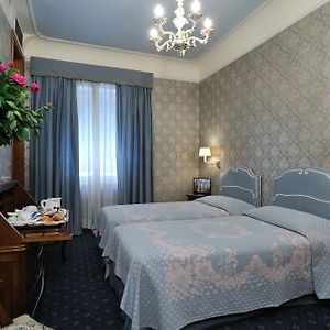 Economy Kamer met een Queen Size Bed in een Bijgebouw